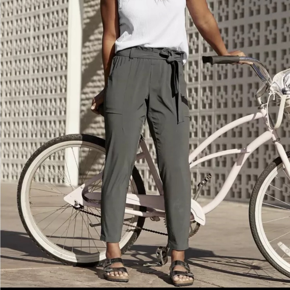 Athleta Skyline Olive Green Slim Fit Travel Athletic Barrel Leg Pant Size 6/Sm